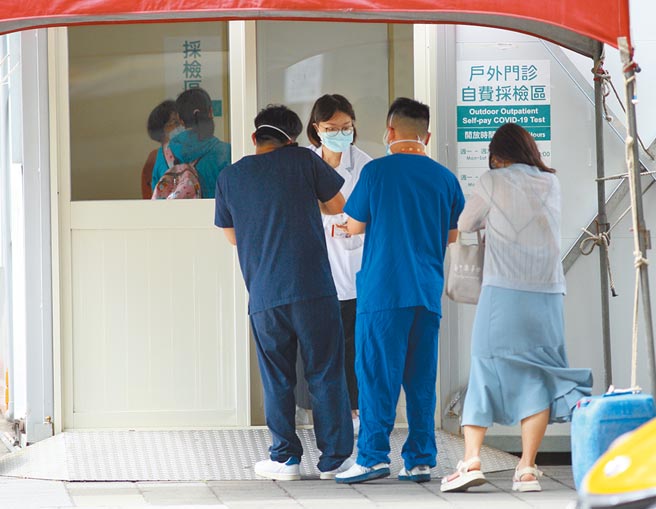 疫情严峻，台北市收治不少病患，医疗量能已不足，图为急诊外的筛检站。（本报资料照片）