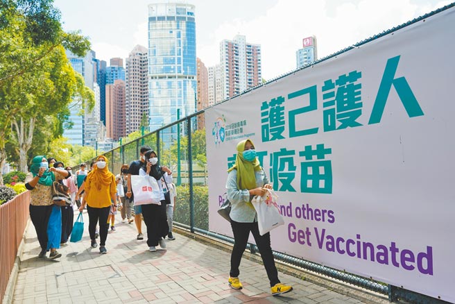 香港公务员事务局长聂德权表示，香港共订购750万剂復必泰（BNT）疫苗，约200万剂到港，目前剩约90万剂；科兴疫苗库存量约110万剂。图为香港街头宣传打疫苗的广告。（中新社）