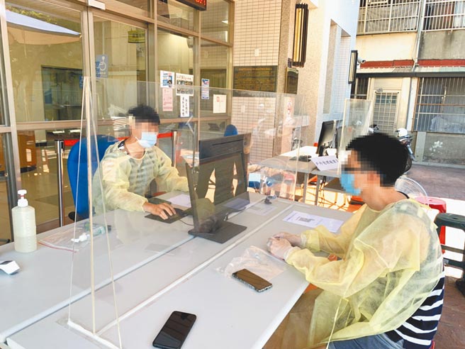 按摩男子提供客制化服务在汽车旅馆被逮，警方户外隔着防护墙问讯。（彰化警分局提供／吴敏菁彰化传真）