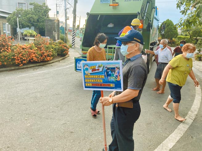 台南市政府環保局派員宣導出門要戴口罩，尾隨垃圾收運稽查，5天累計勸導近6000件未戴口罩，共告發239件移送市府衛生局裁罰。（環保局提供／洪榮志台南傳真）