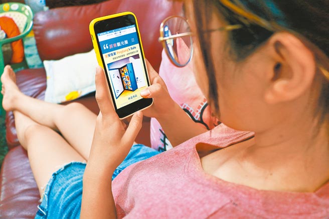 屏东观光圈推出「屏安在家防疫」线上购物平台，匯聚超过80家屏东优良店家，让消费者安心防疫又能订购屏东好物。（谢佳潾摄）