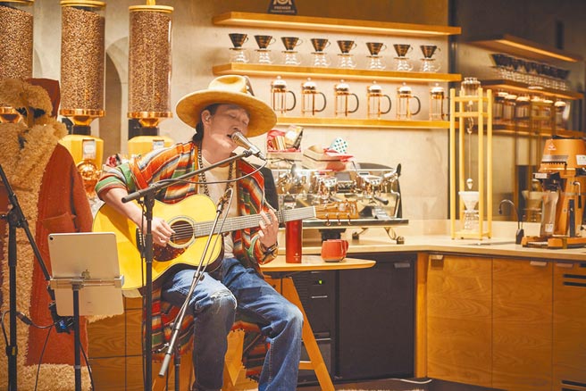 平井大与星巴克一起藉歌声传递温暖。（星巴克提供）