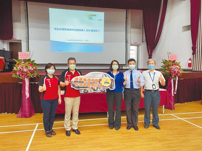 华育机电企业董事长张美华（左起）与总经理沈锦贤捐赠智慧车联网教学场域设备。（开南中学提供）