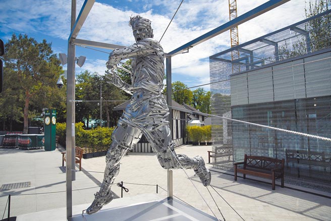 罗兰盖洛球场外竖立起纪念纳达尔的雕像，在本次法网开打前揭幕。（美联社）