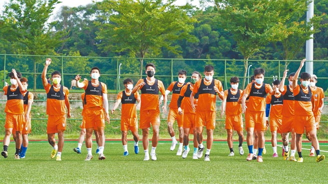 中华男足採泡泡模式、戴口罩训练，29日启程出征科威特，角逐世足资格赛。（中华足协提供）
