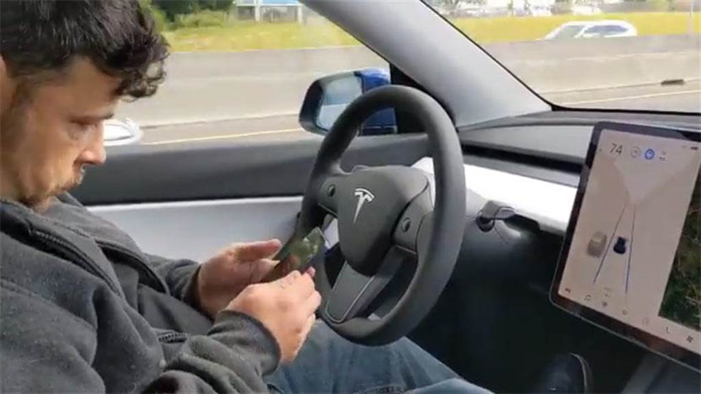 特斯拉車內監控實測：遮住鏡頭會發出警告，有鄰車時立刻抓駕駛滑手機