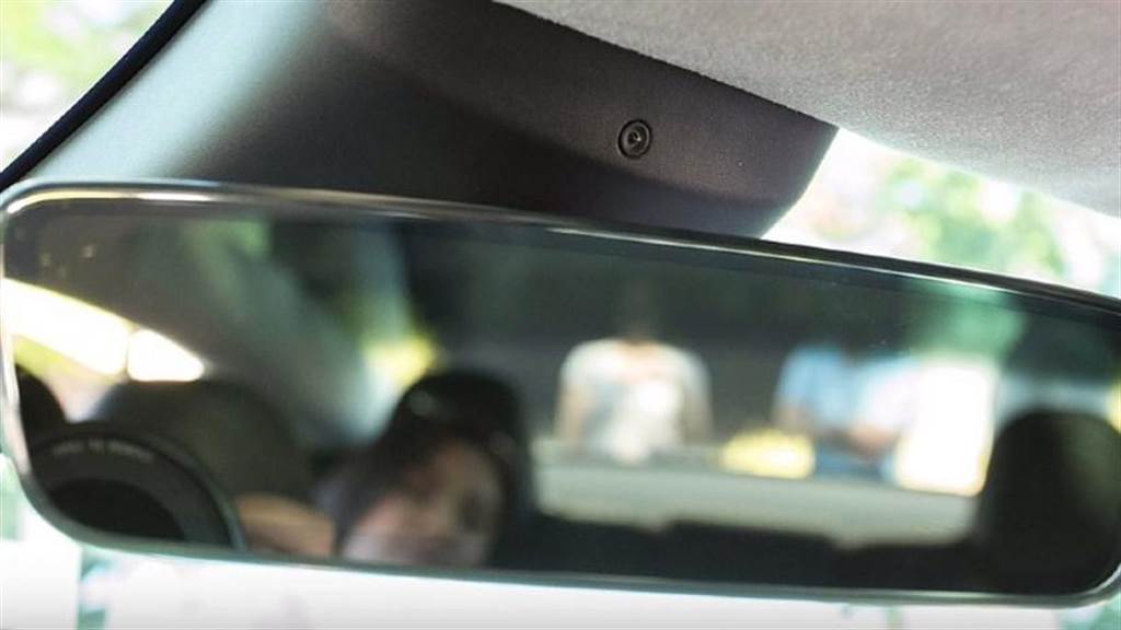 特斯拉車內監控實測：遮住鏡頭會發出警告，有鄰車時立刻抓駕駛滑手機