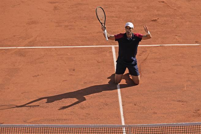安杜哈尔跪地庆祝自己获胜。（美联社）
