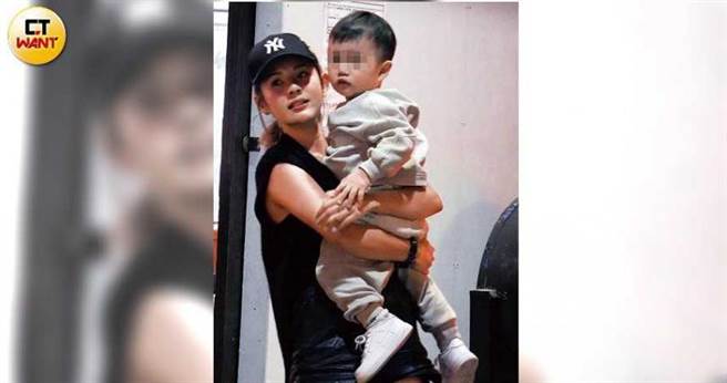 徐玮吟母爱大喷发，聚餐时抱着朋友的小孩不停逗弄。（图／本刊摄影组）