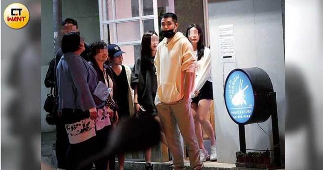 晚餐聚会结束后，徐玮吟和男友及男方长辈一同离开，看来彼此相当熟悉。（图／本刊摄影组）