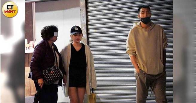 前往取车时，徐玮吟一路搀扶着较为年长的妇人同行，男友在前面帮忙开路。（图／本刊摄影组）