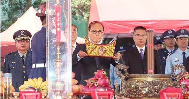 2017年7月11日，总统蔡英文委派时任行政院长林全，前往空军作战指挥部主持「福兴营区营舍整建工程」动土典礼。（图／报系资料照）