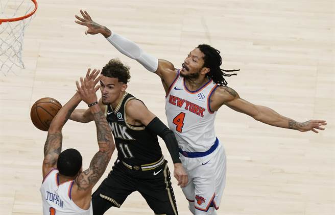 面对两名尼克球员包夹，老鹰后卫崔杨赶紧把球传出。(美联社)