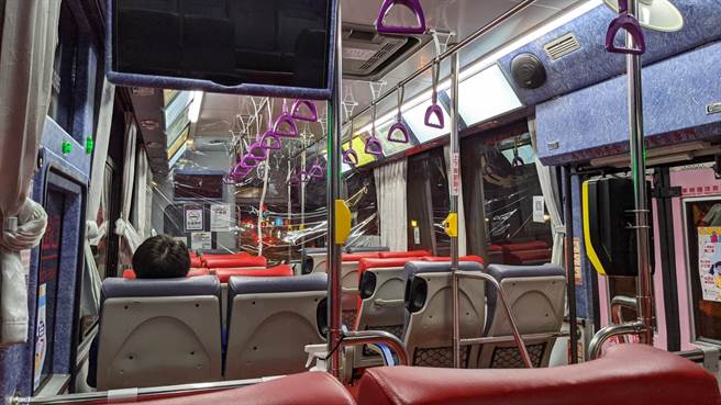 吴峥24日快筛阳性被送上防疫专车的画面。(取自吴峥脸书)