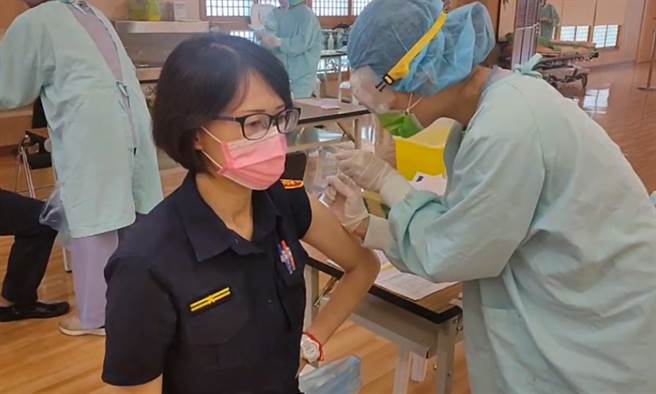 台中千名员警目前已647人，在慈济医院完成疫苗接种。（图／翻摄自画面）