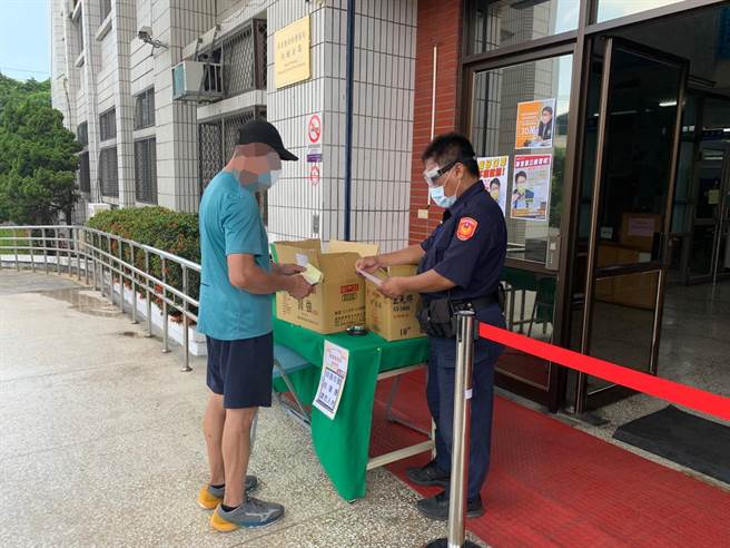 阻绝病毒于所外，内埔警所辖10个驻地即日起「不给进」。(警方提供)