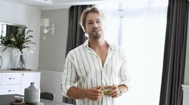 艺人法比欧与母亲同框，像情侣般的互动。（图/法比欧IG@ fabiograngeon）