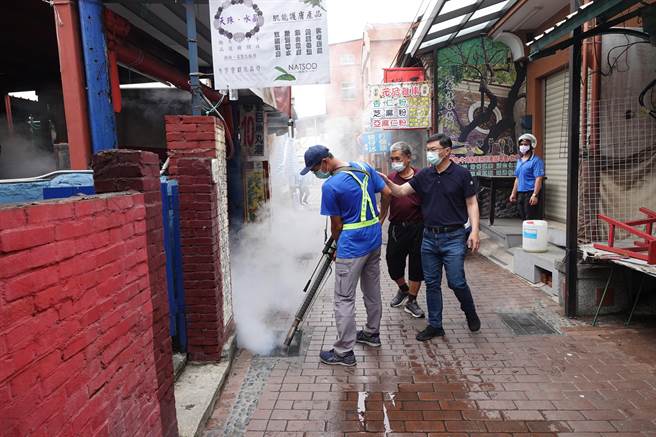 鹿港镇公所清洁队人一大早就出动，至新宫里、玉顺里等里进行大消毒作业。（鹿港镇公所提供／谢琼云彰化报导）鹿港镇公所清洁队人一大早就出动，至新宫里、玉顺里等里进行大消毒作业。（鹿港镇公所提供／谢琼云彰化报导）