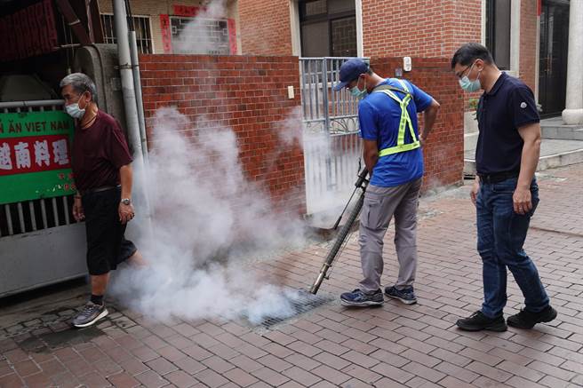 鹿港镇公所清洁队人一大早就出动，至新宫里、玉顺里等里进行大消毒作业。（鹿港镇公所提供／谢琼云彰化报导）