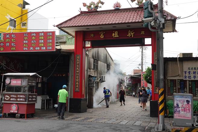 鹿港镇公所清洁队人一大早就出动，至新宫里、玉顺里等里进行大消毒作业。（鹿港镇公所提供／谢琼云彰化报导）