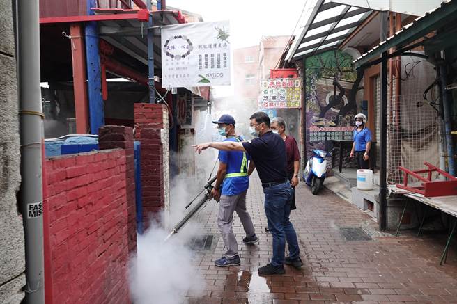 鹿港镇公所清洁队人一大早就出动，至新宫里、玉顺里等里进行大消毒作业。（鹿港镇公所提供／谢琼云彰化报导）