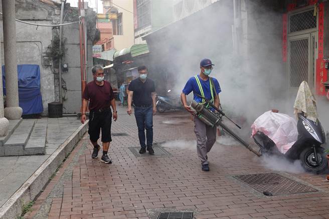 鹿港镇公所清洁队人一大早就出动，至新宫里、玉顺里等里进行大消毒作业。（鹿港镇公所提供／谢琼云彰化报导）