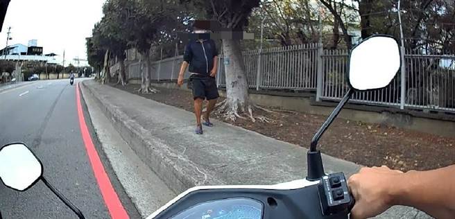 台中市一名男子裤子只穿一半，行动怪异，还向员警借卫生纸，经警方盘查竟是离家三个月的失踪人口。（民眾提供／卢金足台中传真）