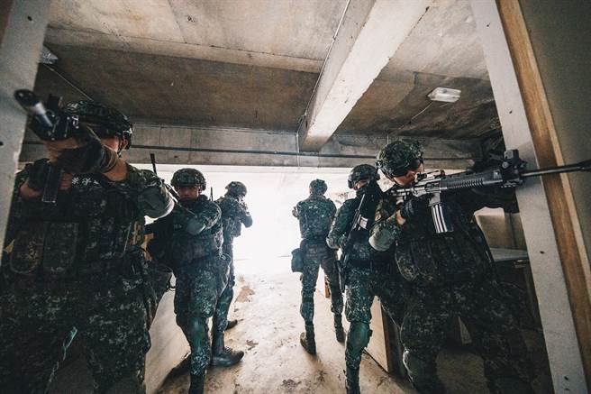 陆军特战指挥部特二营2021年3月12日于北部地区执行「限制空间战斗」训练，强化城镇区域反渗透作战。（军闻社提供）