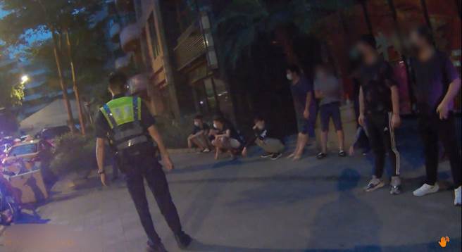 龟山迴龙国小前，凌晨发生陈姓男子等18人聚集喧哗，全开罚3000起跳。(翻摄照片／蔡依珍桃园传真)