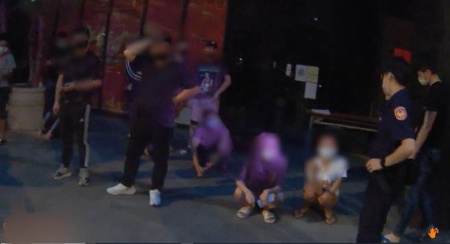 龟山迴龙国小前，凌晨发生陈姓男子等18人聚集喧哗，全开罚3000起跳。(翻摄照片／蔡依珍桃园传真)