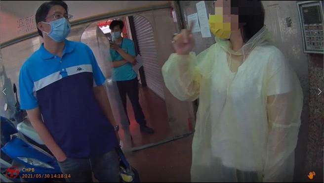 彰化縣員林市莒光派出所員警，30日逮到在出租公寓從事性交的詹姓女子，沒想到才短短3天詹女又逮，一問之下才知道，詹女單親獨自養育2名子女不得已才下海接客，警方雖同情詹女但疫情期間不當連結，仍強力執法將詹女依社維法送辦。(警方提供／吳建輝彰化傳真)