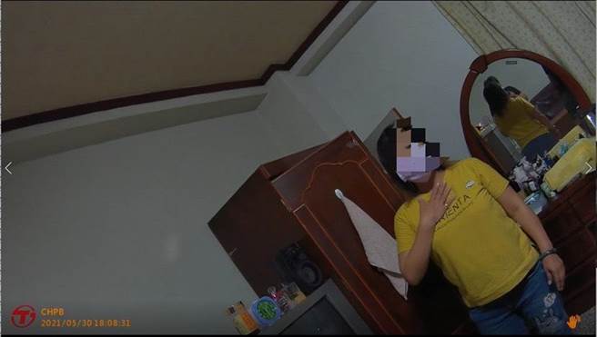 無獨有偶，莒光所30日晚間同樣在某公寓逮到以50分鐘2000元為代價從事全套性交易的潘女，同樣是為錢所困，現場查扣保險套20個、潤滑液1瓶，訊後同樣依社會秩序維護法送辦。(警方提供／吳建輝彰化傳真)