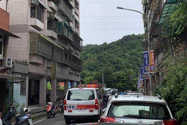 堵南公墓附近一栋民宅惊传有男子坠楼轻生，疑为公墓旁男性死者的弟弟。（现场照／陈彩玲摄）