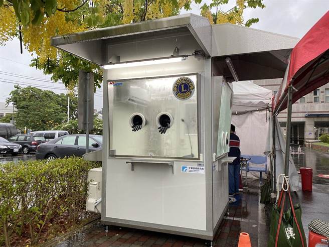 嘉义市第一座「正压採检亭」到位，建置在部立嘉义医院。（廖素慧摄）