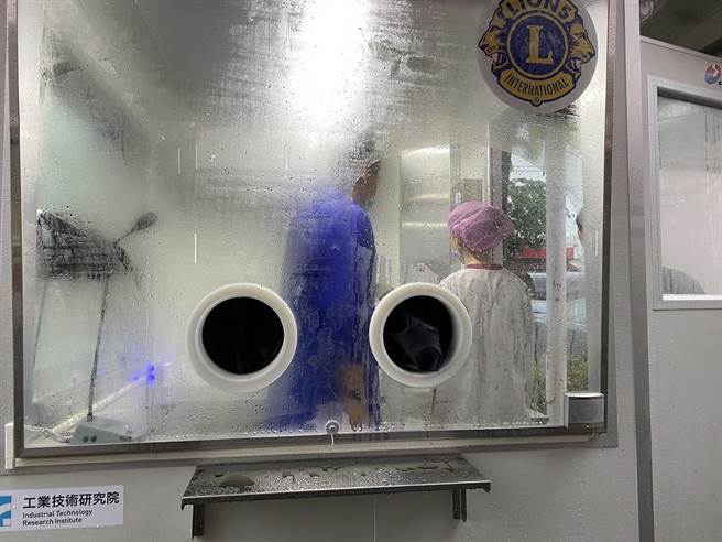 部立嘉义医院设置第一座「正压採检亭」，医护人员在内部检测。（嘉义市政府提供）