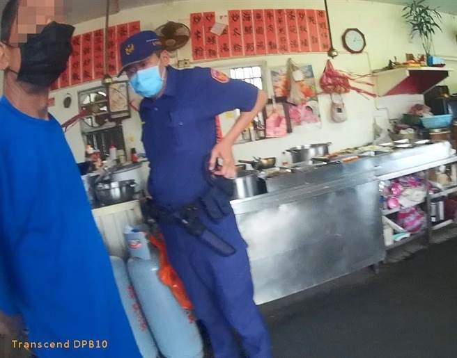 金门警方在金城镇迴龙宫旁发现群聚聊天，盘查登记资料时意外查获1名窃盗通缉犯，当场带回侦办并解送地检署归案。（警方提供）