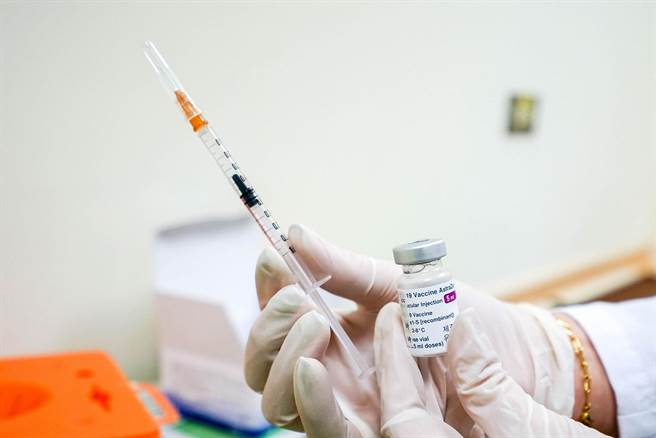 继医护人员施打AZ疫苗后，宜兰县今天开始让警消施打疫苗，但中央派驻到宜兰的警消并非县辖机关，成为疫苗孤儿。（李忠一摄）