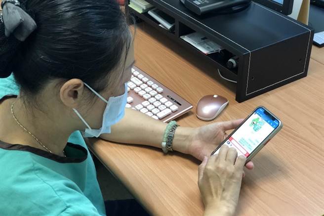 護理長陳美慧接獲衛生局通知後，主動聯繫婦人的兒子報平安，兒子一番話讓護理師們都相當動容。（台北慈濟醫院提供）