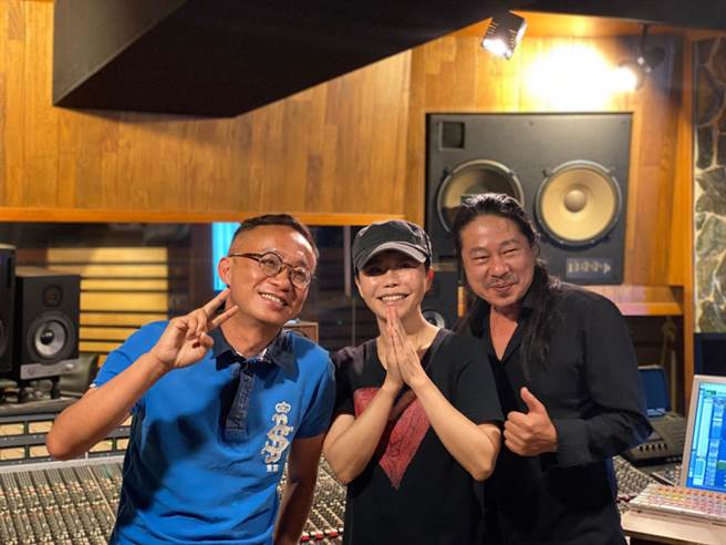 亂彈阿翔（右起）與詹雅雯、許常德合作新歌。（寬寬整合行銷提供）