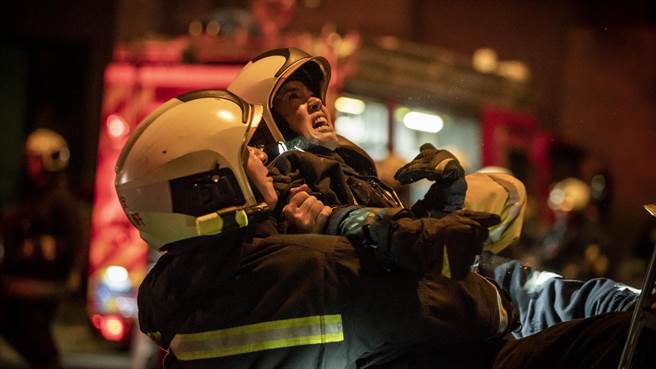 陈庭妮在关东梯前崩溃痛哭，双脚因撞到梯子瘀青。（公视、myVideo提供）