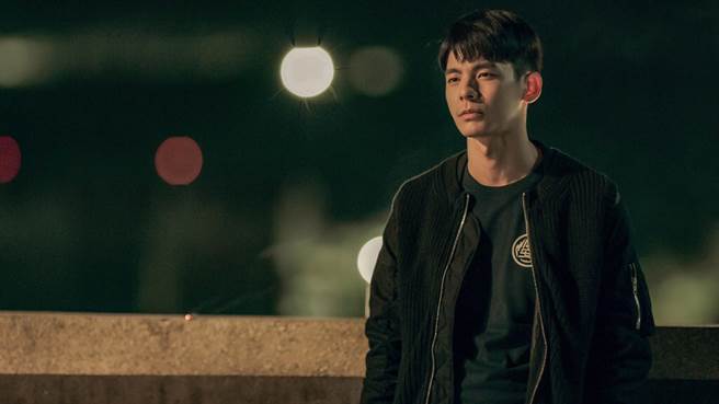 张志远（林柏宏）回到分队的顶楼点起一根菸给好朋友。（公视、myVideo提供）