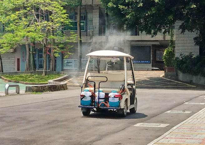 泰山高中研发「无人自驾消毒车」　减轻教师消毒负担（泰山高中提供／戴上容新北传真）