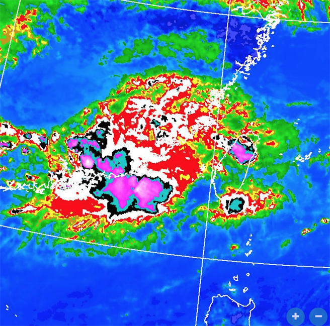 台湾西侧超大一坨对流胞正接近中，北台湾出现剧烈暴雨。（翻摄自 气象局）