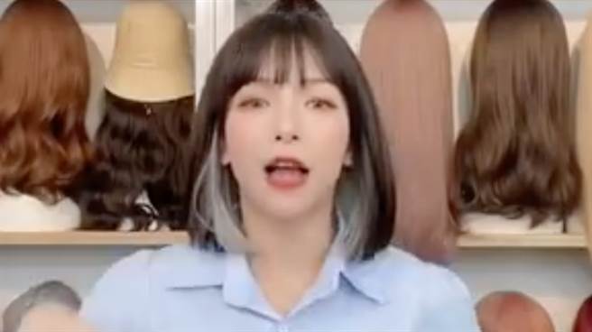 女直播主在直播时戴上自家假髮，为大眾示范样式并测试稳定度。（图／微博＠奔波儿灞与灞波儿奔）