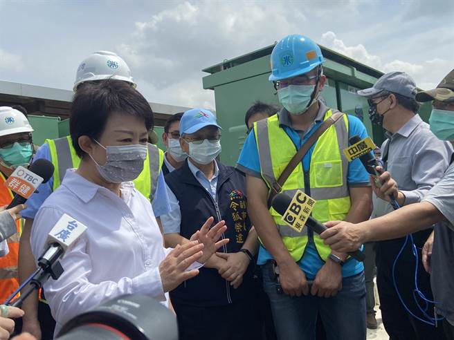 台中市长卢秀燕31日向中央呼吁6月1日起不要再延长8小时，经济部长王美花中午宣布台中市延长分区供水8小时等措施暂缓实施。（卢金足摄）