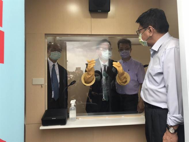 彰基捐贈屏縣府可移動式採檢站。(屏縣府提供)