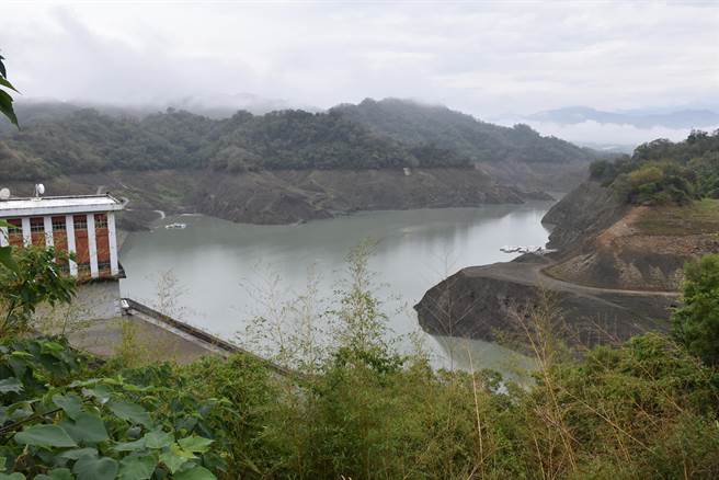 首波梅雨暂时告一段落，几天累积下来的降雨进帐可观，对中部缺水区可说是大丰收。30日的大雨替鲤鱼潭水库带进不少水量。（资料照/谢明俊摄）
