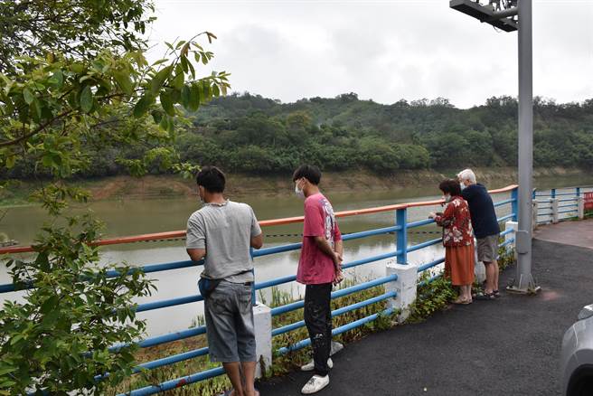 苗栗乡亲31日一早就赶到明德水库关心水情。（谢明俊摄）