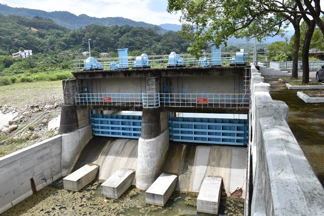 南庄30日降下百余厘米雨水，田美堰一度满水位进行溢流。（谢明俊摄）