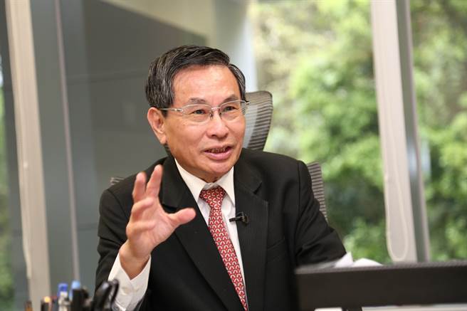 前卫生署长涂醒哲透过3张图分析疫情，认为疫情隧道「已近出口」。（图／脸书_涂醒哲 Dr.Twu）